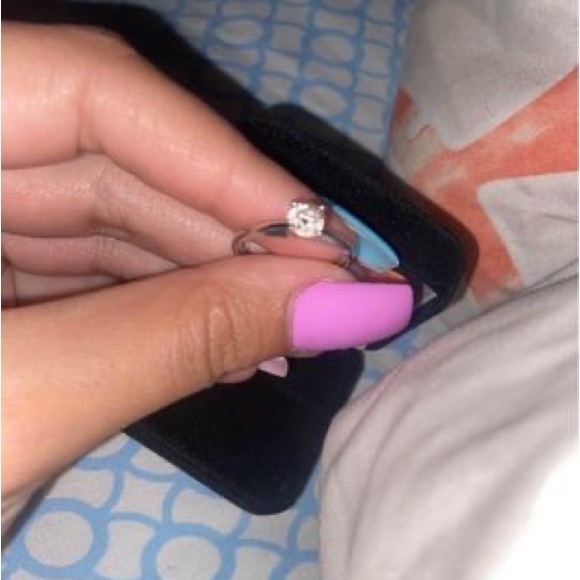 Engagement ring - Picture 4 of 6